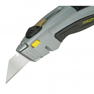 Нож 0-10-788 “DYNAGRIP” с выдвижным лезвием STANLEY-1