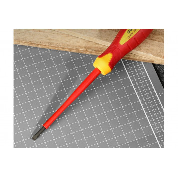 Отвёртка DL5151251 диэлектрическая до 1000В шлицевая 5,5х125 мм Deli-1