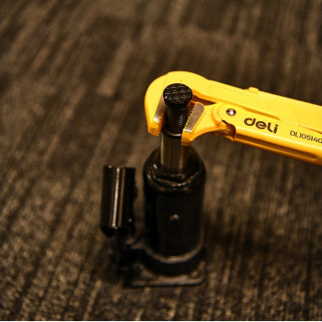 Ключ трубный DL105167 рычажный №3 560 мм (прямые губки 0-67 мм) Deli-1